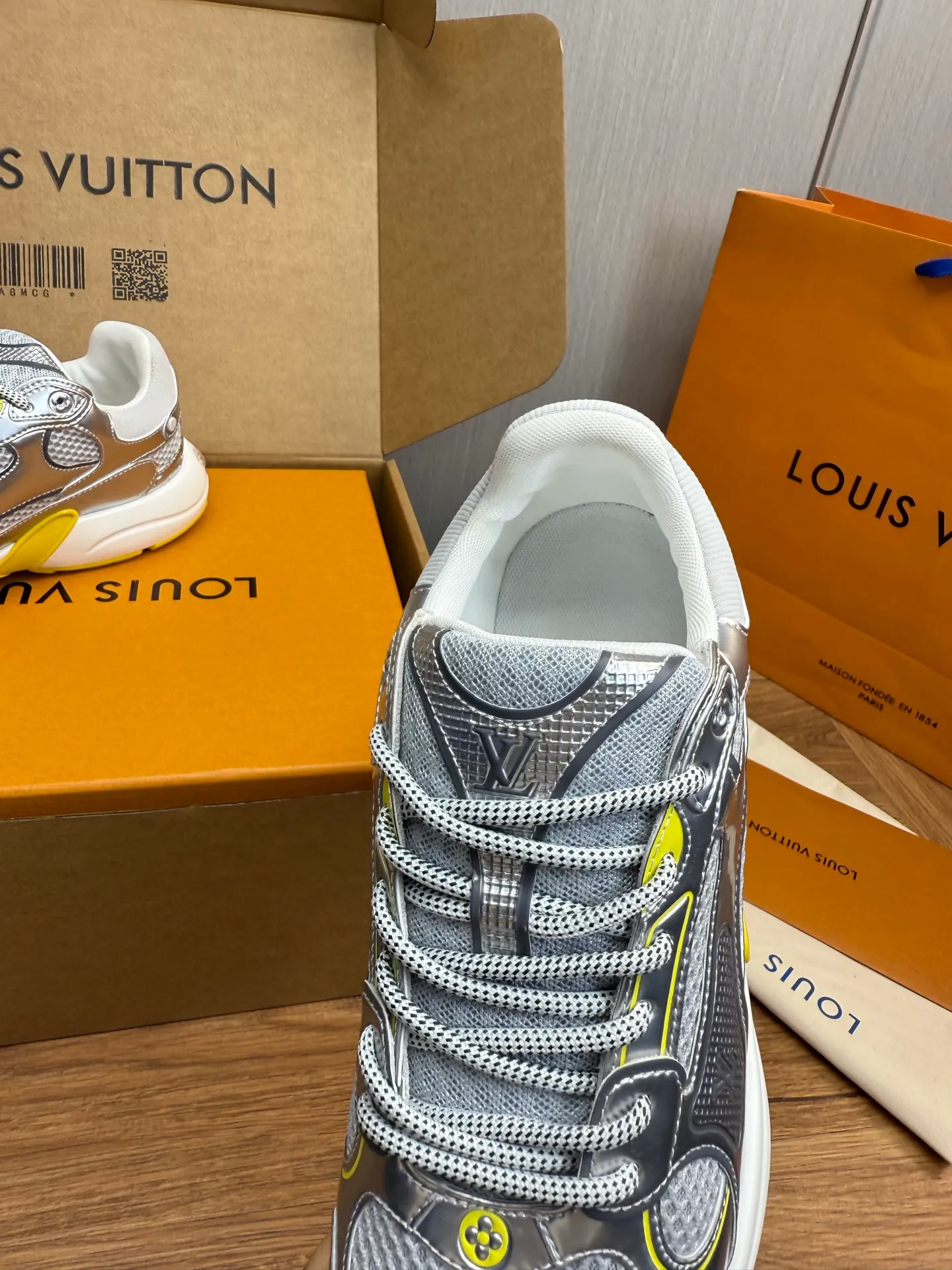 Men's shoes 💰600💰 🌈LV | Louis Vuitton 2025𝐬𝐬 🧡💚2025 spring and summer new style top version‼ ️The original version is the same. The counter specializes in the latest casual shoes. Hard goods are new🆕 🔥🔥🔥Top version: Couple model LV Louis Vuitton L House Donkey brand The latest Olympia series Couple model Silver Horn King Casual sneakers Running shoes This LV Olympia sneaker combines mesh fabric and metallic synthetic leather and other technical fabrics to reinterpret the classic running shoe design with a neat and simple design. Lightweight EVA outsole provides a stretchy fit. Rich details such as Monogram embossing and LV letters establish recognition. Exquisite packaging at the delivery counter 🛍📦 ▪️Fabrics: Original imported technical fabric + mesh ▪️Inner lining: Original customized breathable mesh ▪️Sole: Original molded rubber foam material ▪️Sole thickness: 3.5CM ▪️Size: 35--45 (customized for women 40 and men 45)